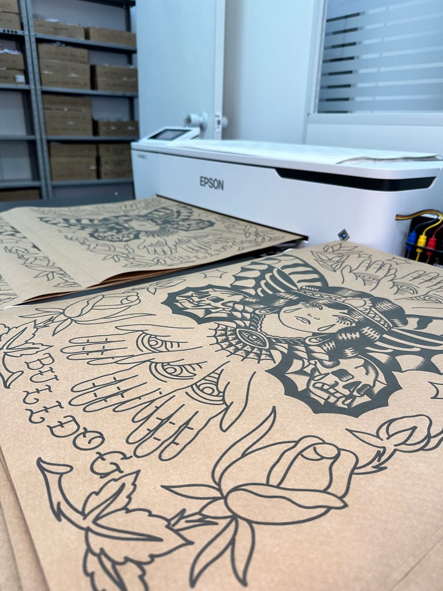 Papel kraft impresso saindo de uma plotter Epson