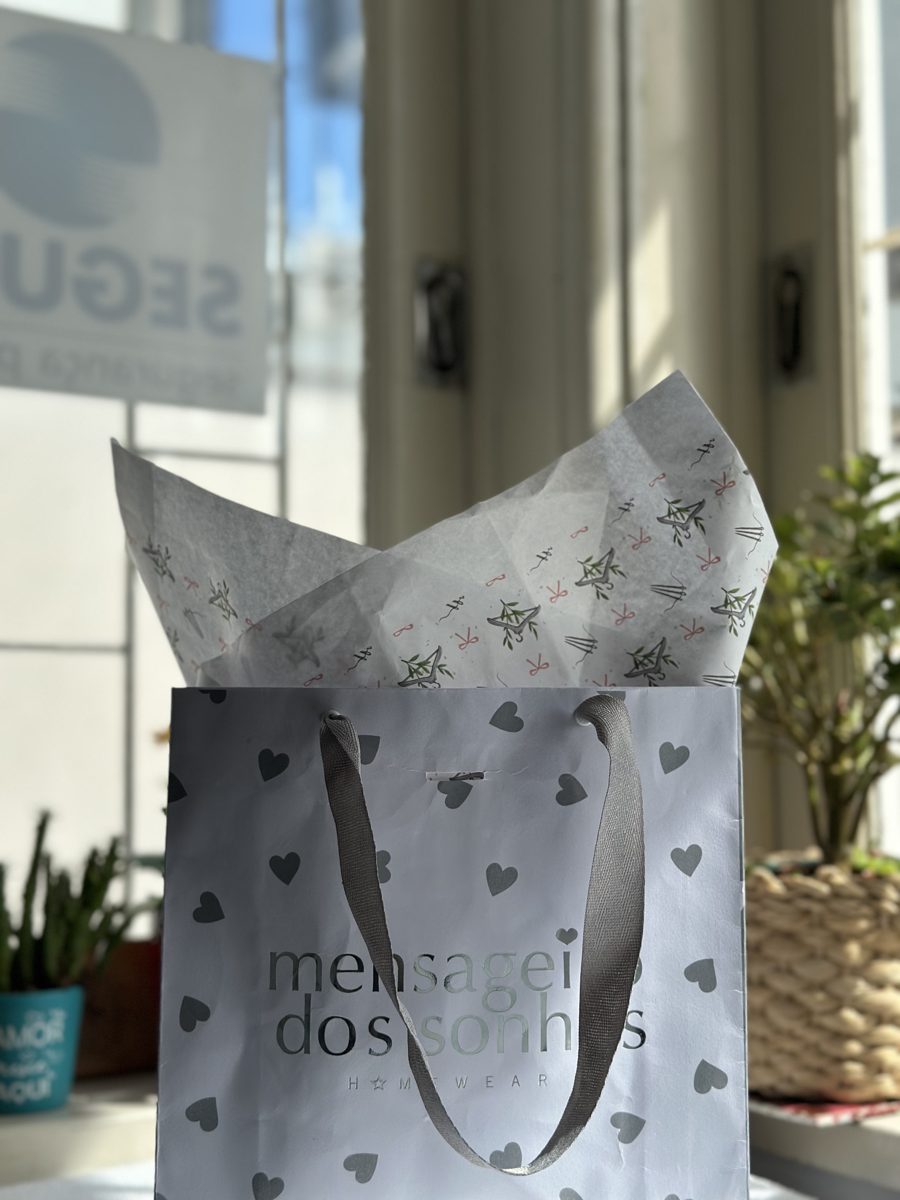 Papel seda personalizado dentro de uma sacola de presente